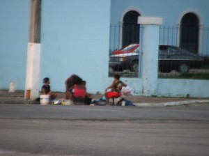 Pessoas carentes lavam roupas no estacionamento de Jaraguá.