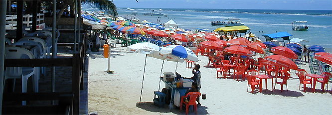 Muita gente alugas as cadeiras ded praianas praias.