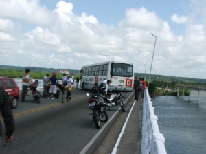Onibus da Real Alagoas bloqueou as duas pistas na ponta Divaldo Suruagy