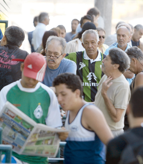 Torcedor do América Mineiro na fila para comprar ingresso.