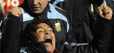 O técnico Maradona feliz com a classificação da Argentina.