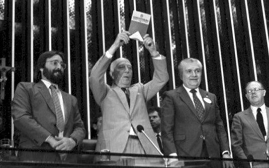 Ulisses Guimarães e a Constituição de 1988.