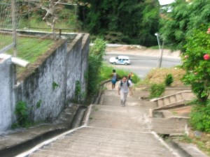 A escadari que liga o Farol do Poço.