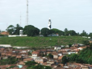 O Farol do Jacintinho visto do bairro do Farol.