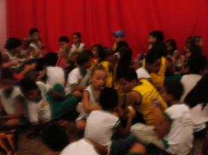 Crianças descansam durante a IV Bienal Internacional do Livro.