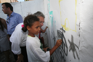 Governado Teotônio Vilela Filho observa trabalho de uma criança em Marechal Deodoro . ( Foto : Tércio Cappello )