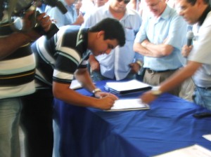 Felipe Lorena quando assinava o termo de posse no CSA. ( Foto : www.warneroliveira.com.br )