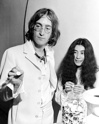 Lennon e Yoko.