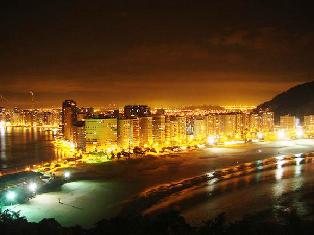 Vista noturna de Santos/SP .(http://www.tripadvisor.com) 