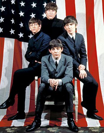 1964 - Os Beatles desembarcam nos Estados Unidos para uma turnê de 10 dias e causam histeria entre os fãs. Essa turnê marca o ponto máximo da beatlemania pelo mundo.