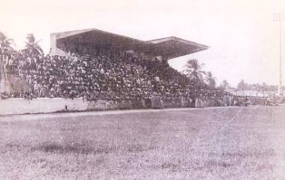  Esta foto é do inicio dos anos sessenta. Foi depois de 1954 que os dirigentes do CRB construiram as arquibancadas que vemos na foto totalmente lotada no dia de clássico CSA/CRB . 