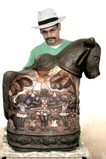 O artesão capelense  João das Alagoas. Sua arte está espalhada pelo mundo. ( Foto : José Ronaldo )