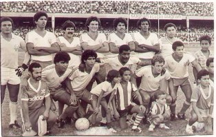 Em pé: Zé Luiz, Vininho, Carlos Alberto, Veiga, Café, Zezinho e preparador físico Cabral. Agachados: Cidão, Zé Carlos, Luizão, Vanuza e Jacozinho.
