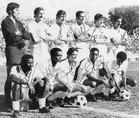 Em pé :  Cejas, Orlando, Oberdan, Ramos Delgado, Léo e Rildo. Agachados: Edu, Lima, Douglas, Pelé e Abel. Detalhe : Douglas, terceiro da esquerda para a direita, agachado marcou o primeiro gol no estádio Rei Pelé.