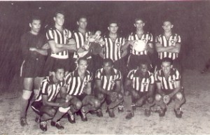 Este time do Botafogo venceu o CSA, no Mutange, em 1959. Em pé: Ernani, Tomé, Nilton Santos, Cácá, Panpolini e Paulistinha. Agachados: Garrincha, Paulinho, Quarentinha, Didi e Zagalo.