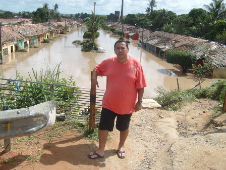 Momento da enchente em Barreiros (PE). Foto do companheiro Claudemir Araújo