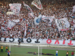 União das torcidas : Bandeira do CSA na torcida do Sanra Cruz. 