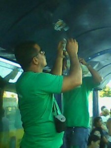 Trabalho de limpeza nas paradas de ônibus para a retirada de adesivos. (Foto: Warner Oliveira)