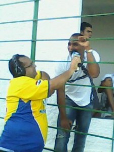 Olimpido Galvão, o Popa, entrevistando Aloíso Chulapa em Atalaia. (Foto : Warner Oliveira )