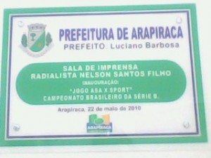 Placa da sala de imprensa Nelson Filho, uma justa homenagem ao companheiro da Rádio Novo Nordeste. (Foto : Warner Oliveira)