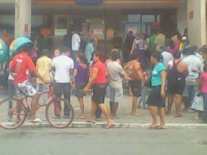 Muita gente para os caixas eletrônicosem de uma das agências bancárisa de Maceió. (Foto : Warner Oliveira) 