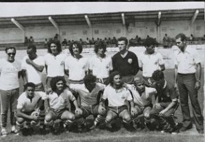 Em pé: Técnico Helio Miranda, Gato Preto, Ulisses, Zé Roberto, Pires, Zé Galego, Jaminho e um diretor. Agachados: Manoelzinho, Batoré, Misso, Soareste, Ademir e o massagista Castanha. O detalhe da foto de uma das equipes do CSA em 1974 é a arquibancada coberta do Mutange.