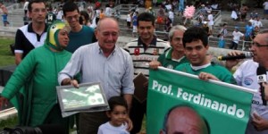 Ferdinando no momento da homenagem em Natal. (Foto : http://www.alecrimfc.com)