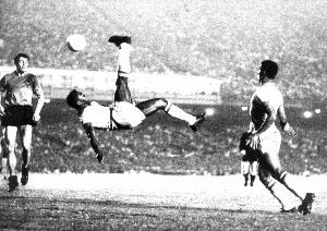 Pelé em um dos momentos mágicos de sua carreira. (Foto : http://www.360soccer.com/pele/pelebio.html)