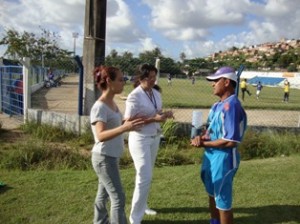  Aryanna Kelly Pinheiro Souza (Centro), conversando com o técnico Mendes. (Foto : Warner Oliveira )