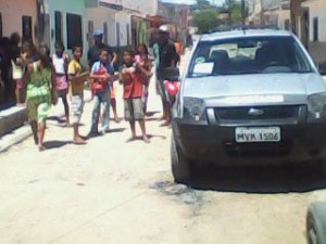 Muita gente rua W do Conjunto Virgem dos Pobres II. (Foto do Celular : Warner Oliveira)