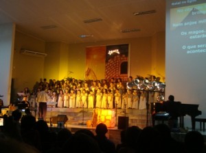 Meninos e meninas na cantata de Natal da Primeira Igreja Batista no bairro da Levada.