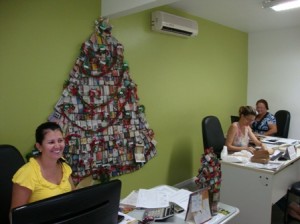 Nossas compenheiras do setor comercial da Gazeta de Alagoas criaram uma árvore de natal bem criativa.