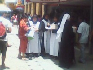 Freiras de convento arapiraquense no calcadão de Maceió. (Foto celular : Warner Oliveira)