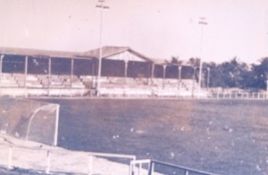 A segunda arquibancada de madeira do estádio do mutange em 1949. A visão é das arquibancadas que ficavam no lado da Lagoa. (Foto : www.museudosesportes.com.br)