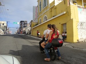 A imprudência no trânsito e o risco de acidente. (Foto : Warner Oliveira)