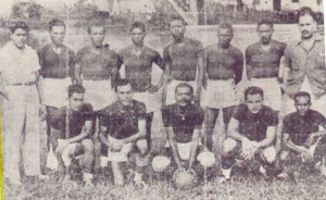 Barroso,  campeão alagoano de 1946.Em pé: Ziza (diretor). Santiago. Deluva. Biquara. Panterinha. Severino. Paraiba e Luiz Canuto (presidente). Agachados: Benedito. Eraldo. Humberto. Louvain Ayres e Nemezio.