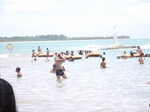 Placa sinalizando perigo na praia da Sereia. (Foto : Warner Oliveira)