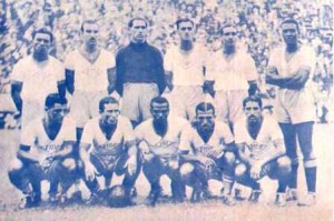 3932 A foto é do primeiro jogo de 1944 em São Januario. Em pé: Biguá, Augusto, Batataes, Danilo, Mundinho e Jaime. Agachados: Pedro Amorim, Lélé, Isaias, Jair e Djalma.