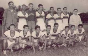 Em pé : Temistocles (técnico), Jaú, Bandeira, Crispim, Dé, Galego, Euclides e Cleto Marques (presidente). Agachados: Dinho, Caverinha, Bequinho, Perna Fina, Seu Zé, Bemvindo,Toscano e Vicente.