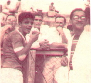 Na foto Dida conversa com o cronista Batista dos Santos antes do jogo com o Bahia. (Foto : www.museudosesportes.com.br)