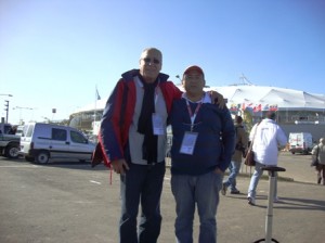 Eu e Arivaldo Maia na chegada do estádio La Plata.