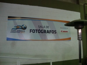 Sala do colegas da reportagem fotográfica no estádio Mário Kempes. (Foto : Warner Oliveira)