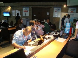 Colegas da Rádio Caracol da Colômbia no Centro de Imprensa de Buenos Aires. (Foto : Warner Oliveira)